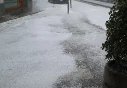 Ancora un'immagine del centro città sotto la grandine